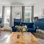5-Bedroom Home In Central London Sleeps 14
