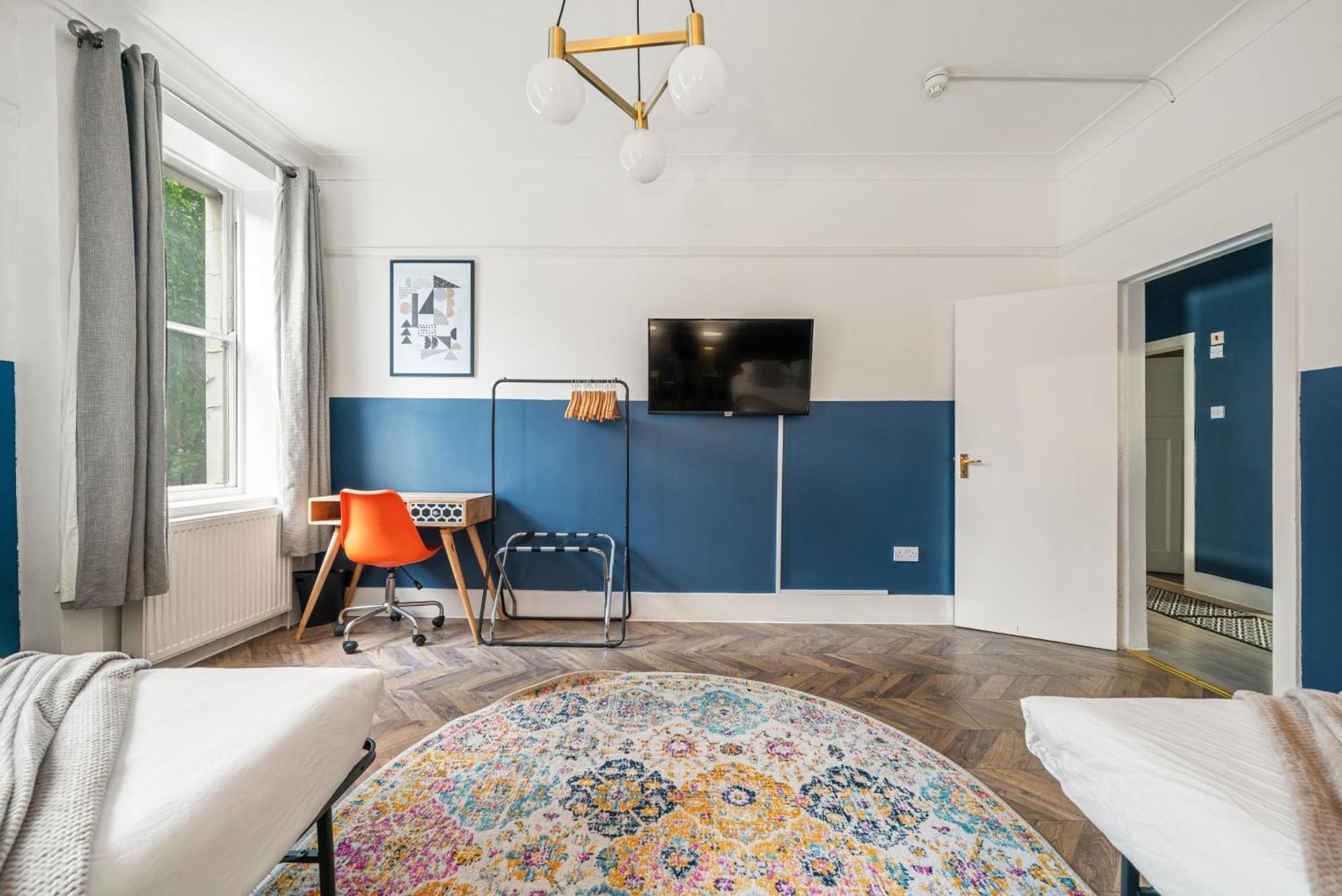5-bedroom In Sleeps 14 *