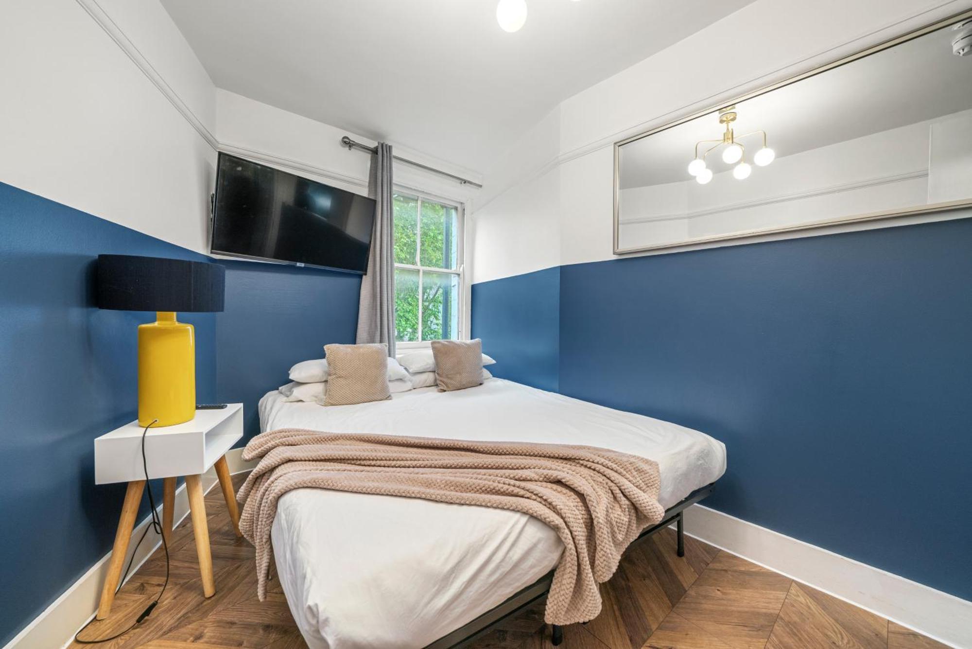 5-bedroom In Sleeps 14 *