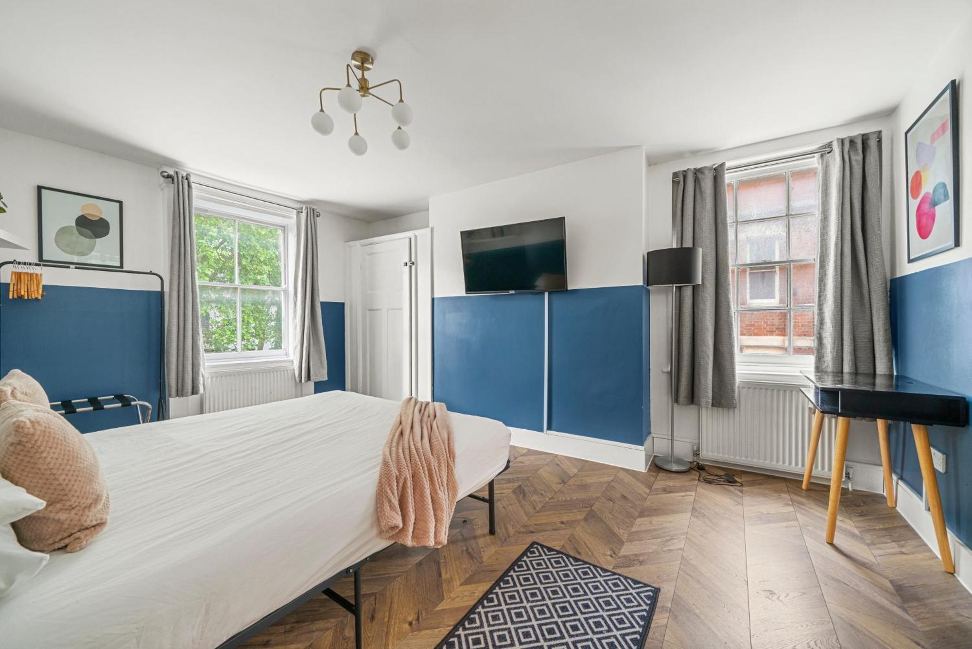 5-bedroom In Sleeps 14